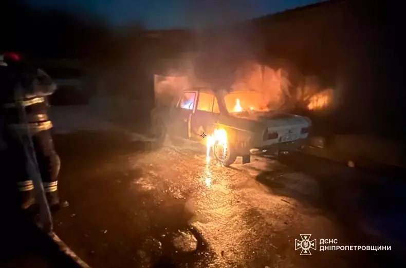 Рятувальники гасять палаючу автівку у Кривому Розі