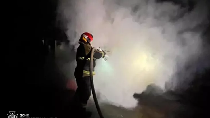 Рятувальники гасять палаючу автівку у Кривому Розі