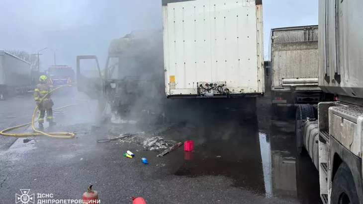 Рятувальники гасять вантажівку у Самарському районі Дніпра