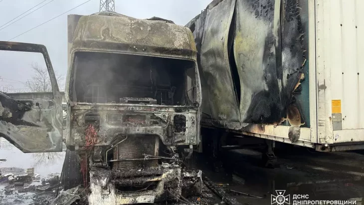 Рятувальники гасять вантажівку у Самарському районі Дніпра