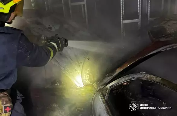 Рятувальники гасять палаючу автівку у Кривому Розі