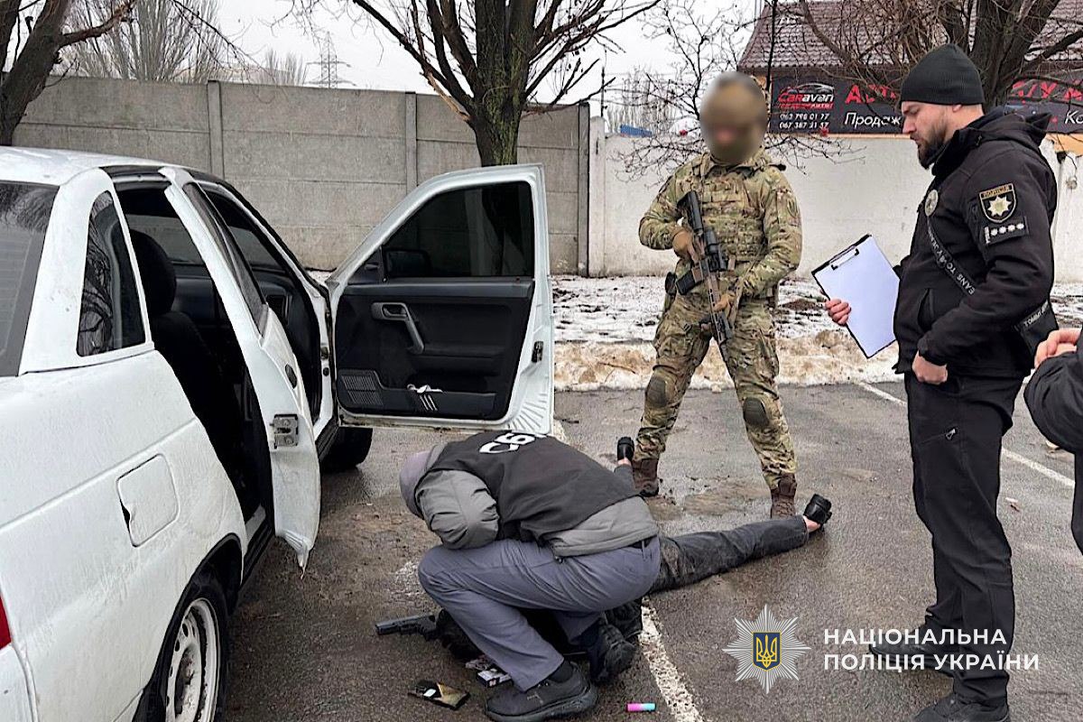 Дніпровські поліцейські затримали чоловіка за продаж зброї - 02.02.2026