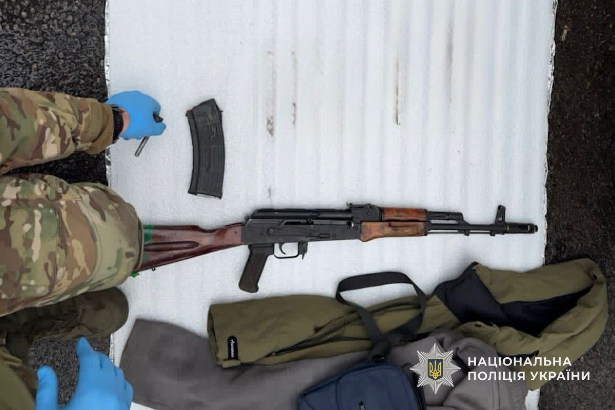  Дніпровські поліцейські затримали чоловіка за продаж зброї - 02.02.2026