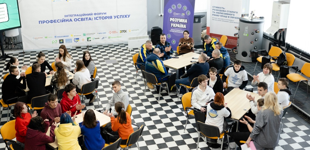 Змагалися, хто більше знає про рідну державу: для молоді й ветеранів області провели інтерактивну гру «Розумна Україна»