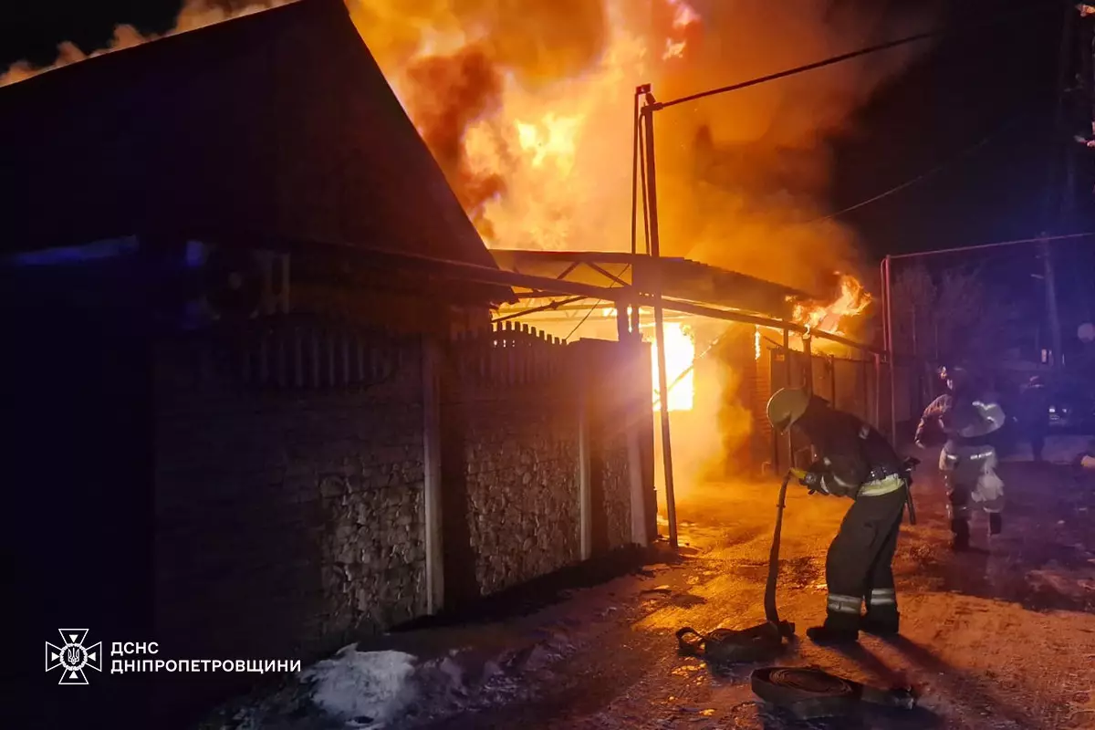 Горіли дах, мансарда, прибудова: вночі в центральній частині Дніпра сталася пожежа