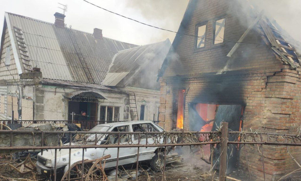 18-річна дівчина та 2 жінки поранені на Дніпропетровщині внаслідок ворожих обстрілів