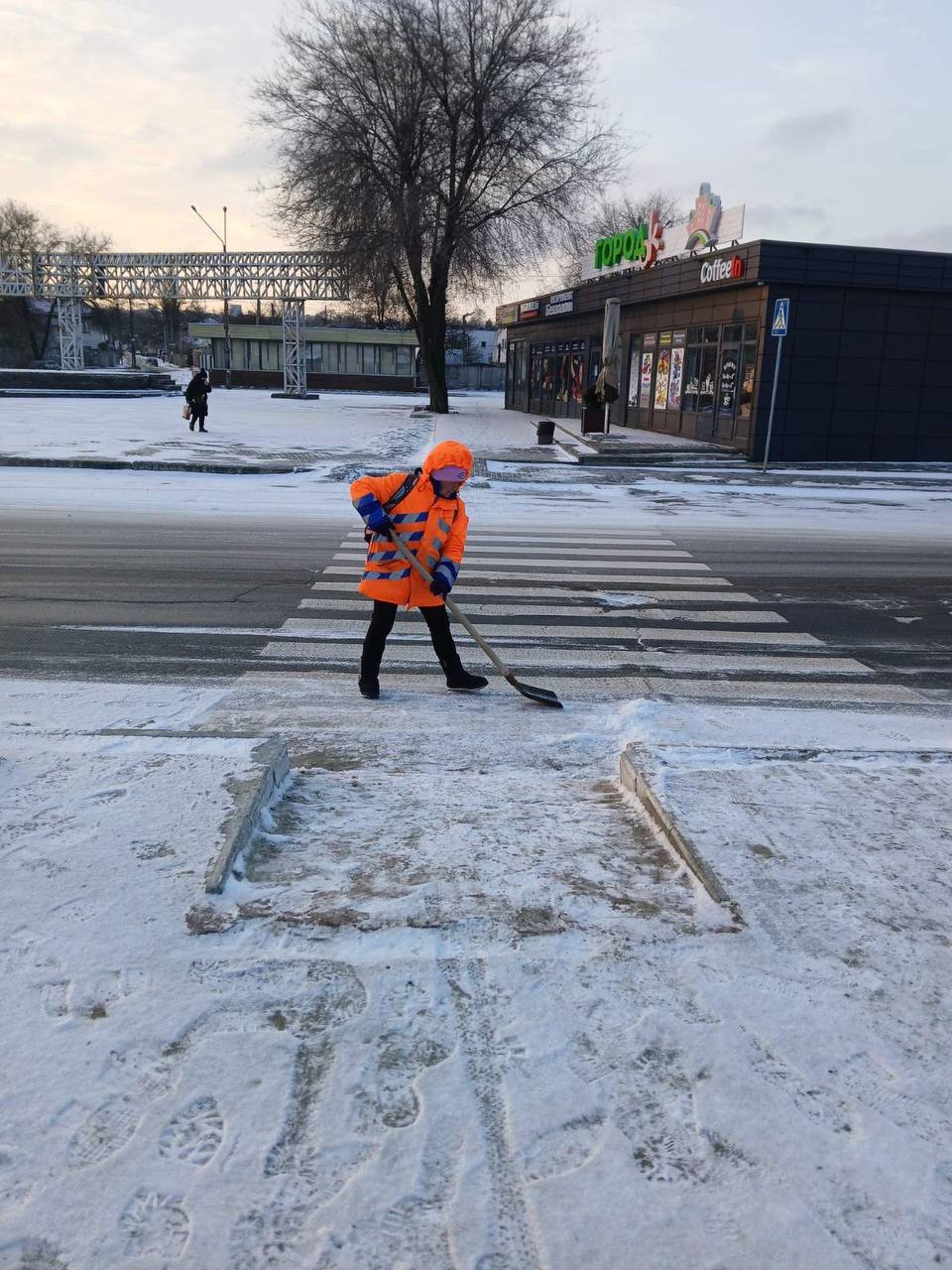 Для безпеки руху комунальні служби Дніпра працюють на міських дорогах і тротуарах
