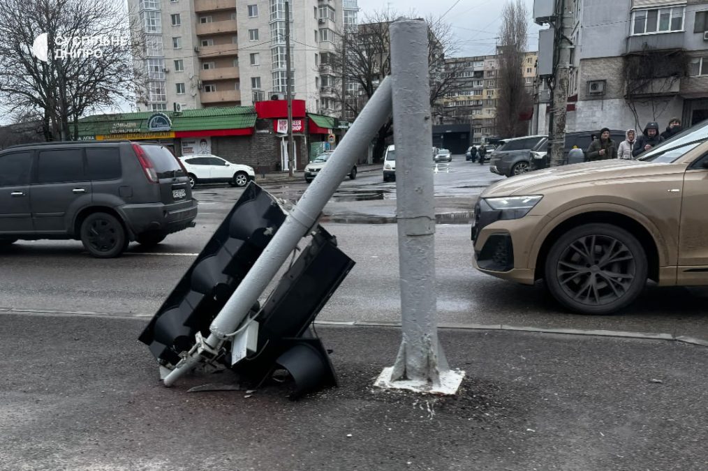 Шквальний вітер у Дніпрі - наслідки: лагодять світлофори - 16.02.2026