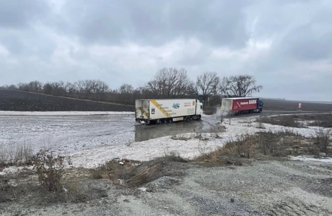 На трасі “Дніпро – Решетилівка” перекрили рух транспорту — дорогу затопило