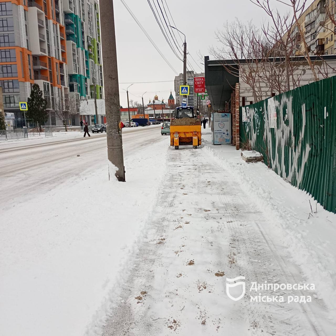 На дорогах і тротуарах Дніпра задля безпеки і комфорту містян працюють 87 одиниць спецтехніки та 500 прибиральників
