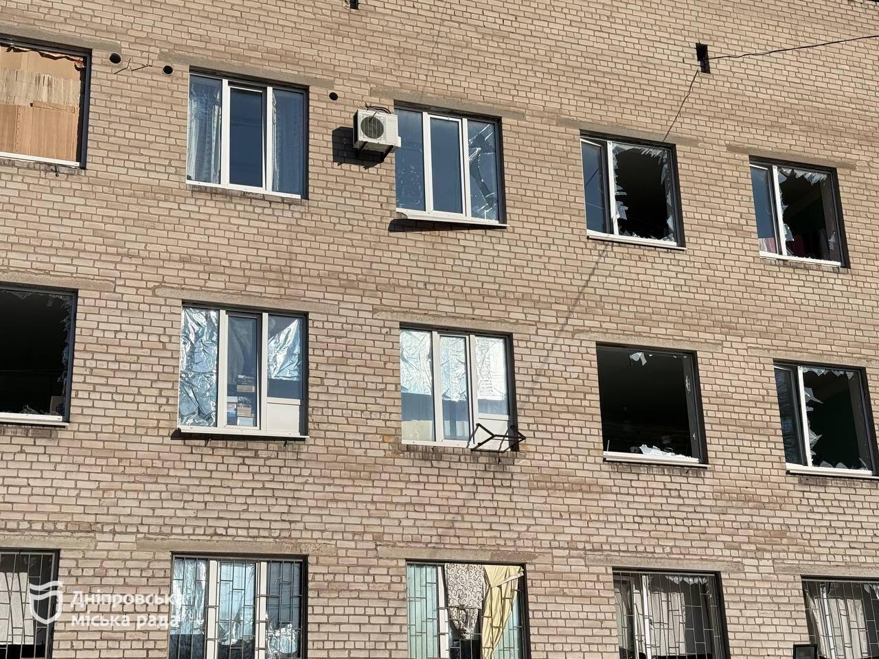 Дніпро ліквідовує наслідки наймасштабнішої атаки: ситуація з теплом та відновленням житла