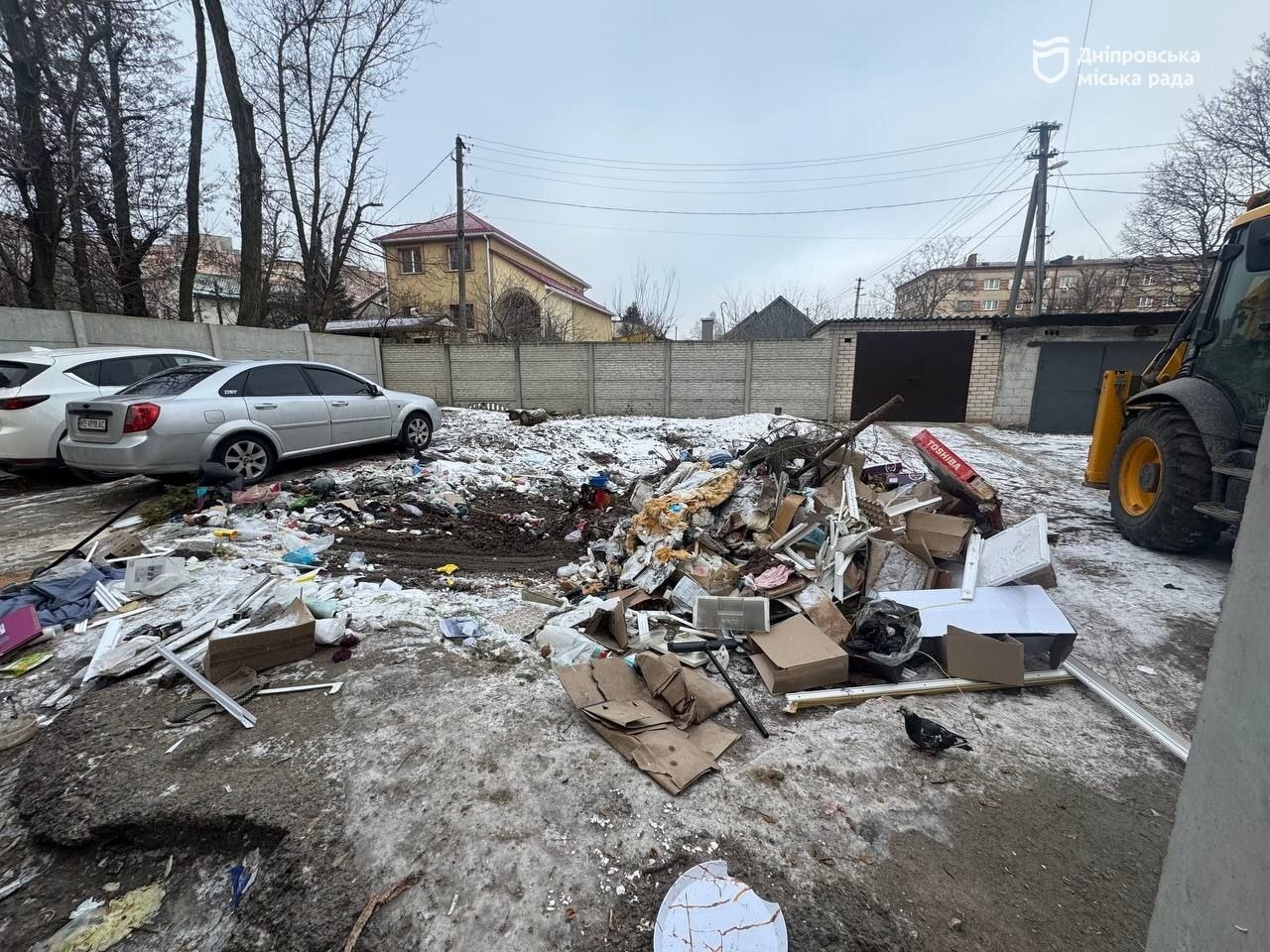 У Дніпрі продовжують очищати місто від сміття. Комунальні служби прибрали на точці збору великогабаритних відходів