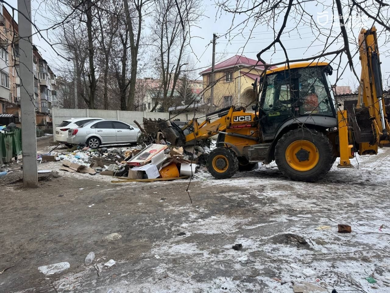 У Дніпрі продовжують очищати місто від сміття. Комунальні служби прибрали на точці збору великогабаритних відходів