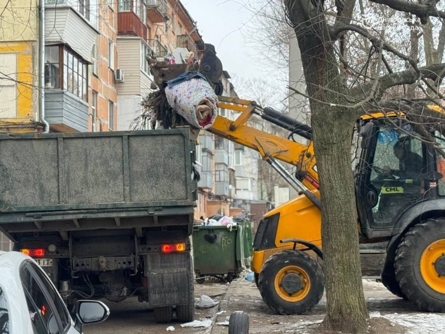 У Дніпрі продовжують очищати місто від сміття. Комунальні служби прибрали на точці збору великогабаритних відходів