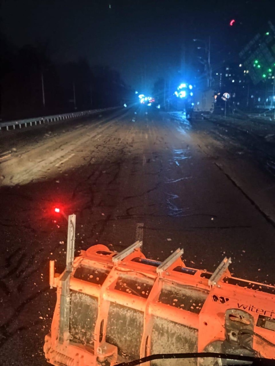 У Дніпрі ускладнення погодних умов — на автошляхах працює спецтехніка - 06.02.2025