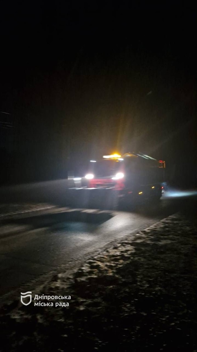 Комунальні служби Дніпра працюють у посиленому режимі через ожеледицю