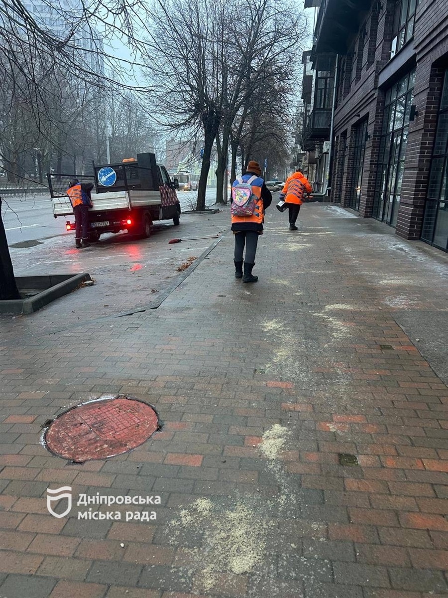 Комунальні служби Дніпра працюють у посиленому режимі через ожеледицю