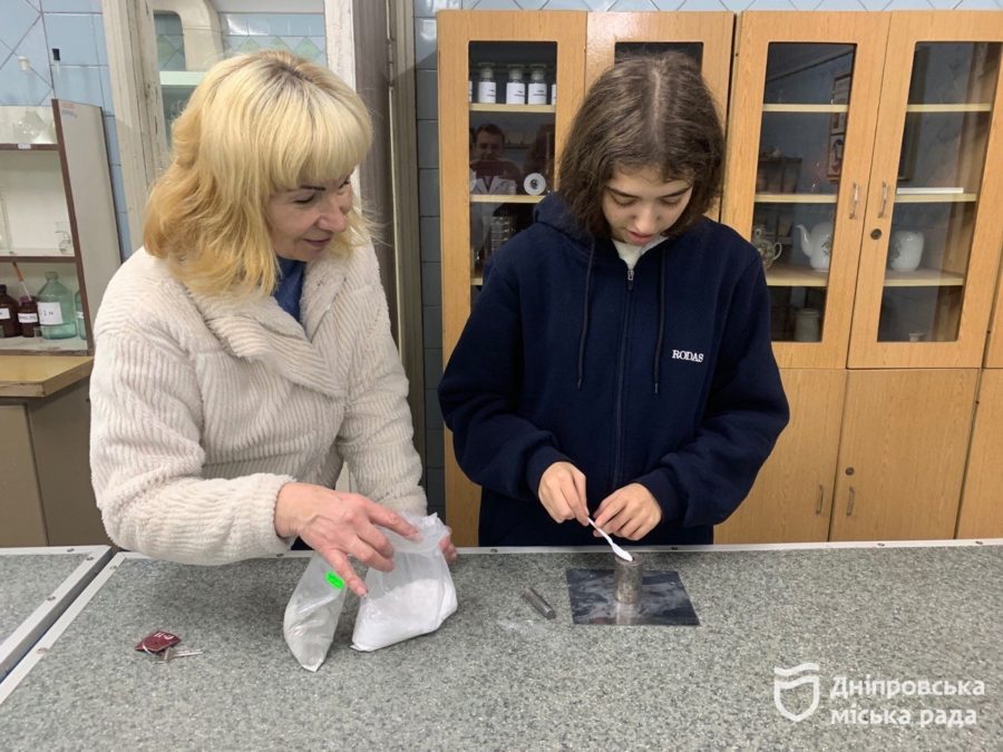 Дніпровська школярка перетворює відходи металургії на теплоізоляційні матеріали - 10.02.2026