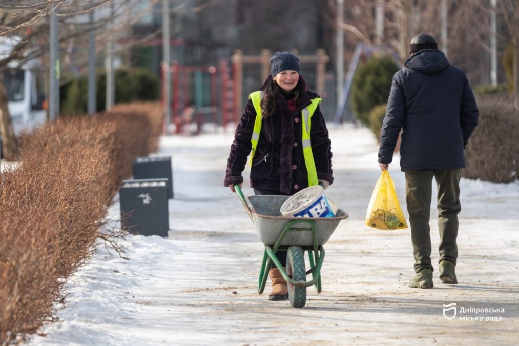 У Дніпрі дбають про сквери та парки у різних районах міста - 11.02.2026
