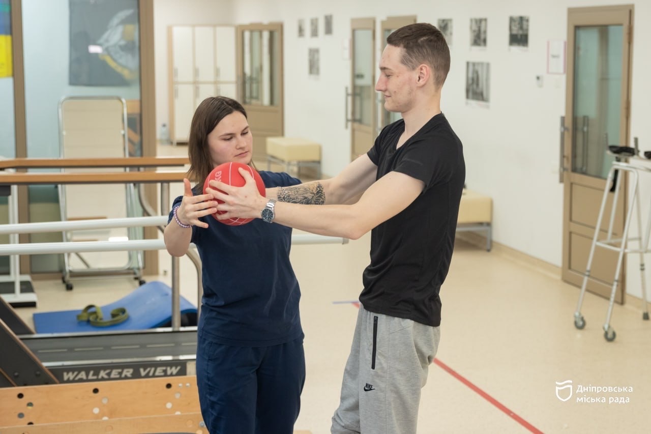 Поранений на фронті захисник проходить реабілітацію в Дніпрі й готується до протезування - 12.02.2026