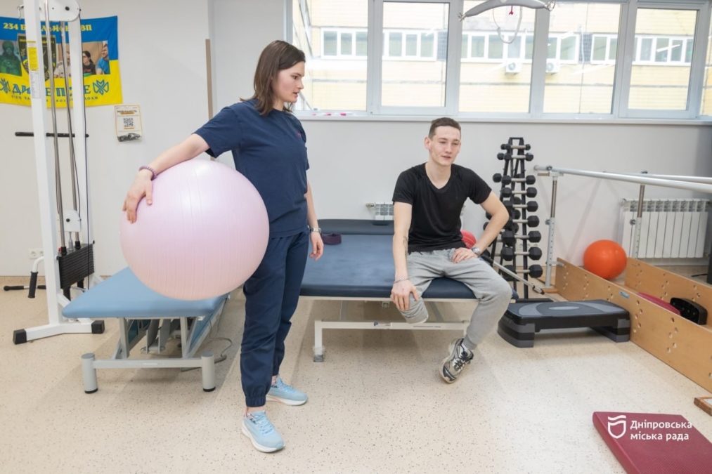 Поранений на фронті захисник проходить реабілітацію в Дніпрі й готується до протезування - 12.02.2026