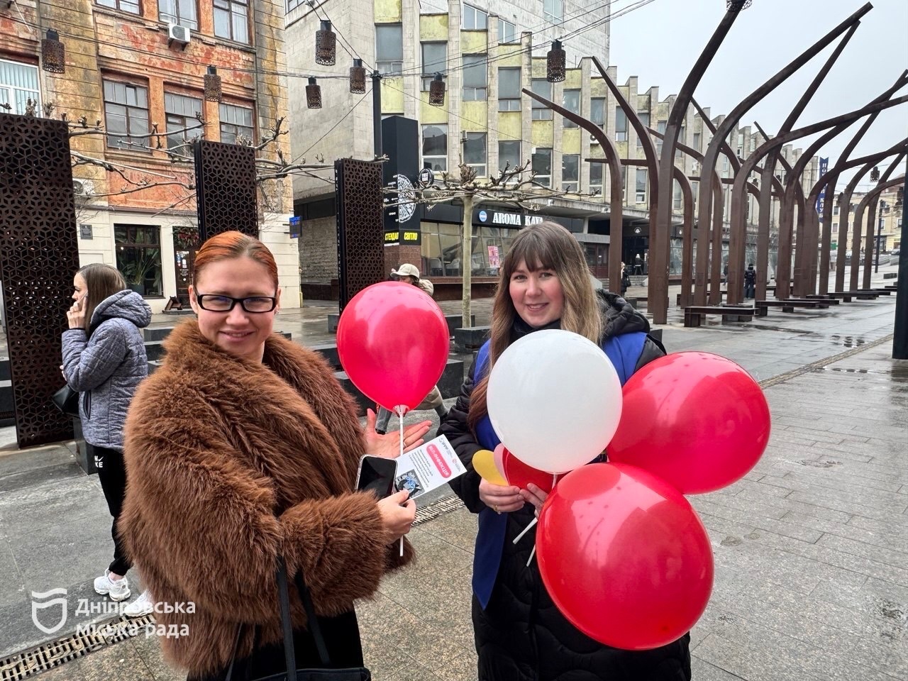 Бережи себе та партнера: у Дніпрі провели вуличну акцію до Міжнародного дня презерватива