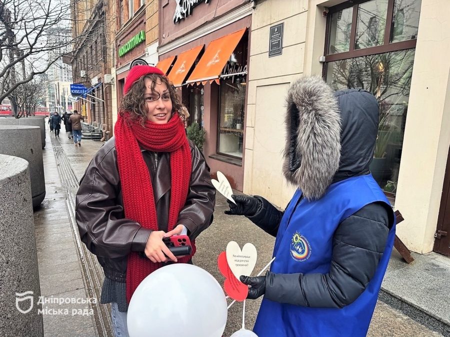 Бережи себе та партнера: у Дніпрі провели вуличну акцію до Міжнародного дня презерватива