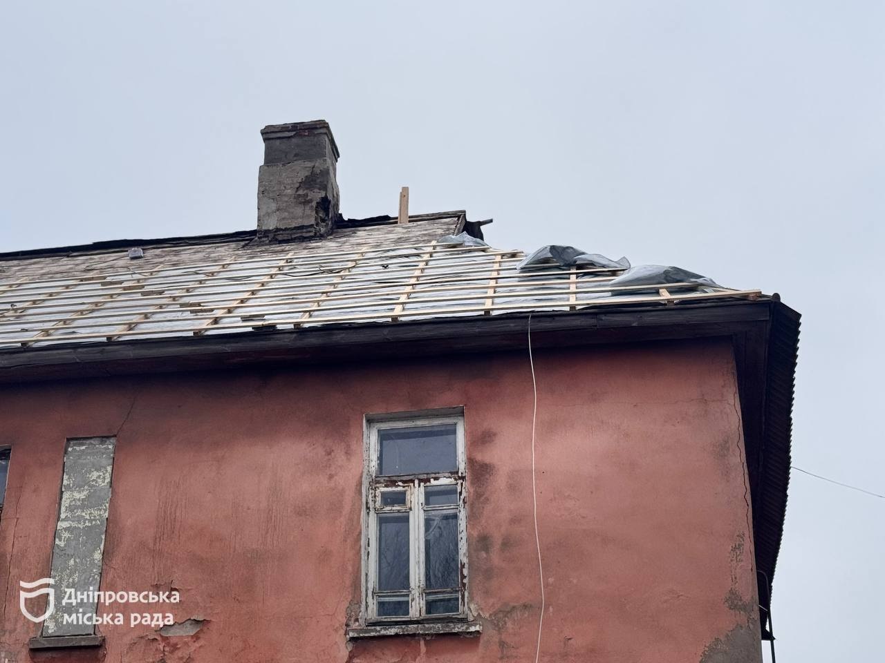 У Дніпрі одразу в двох будинках відновлюють покрівлі після ворожої атаки рф