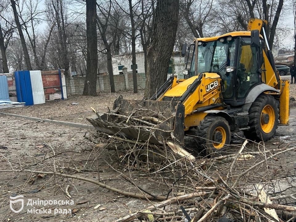 У Дніпрі комунальники оперативно ліквідовують наслідки нічної комбінованої атаки 17 лютого