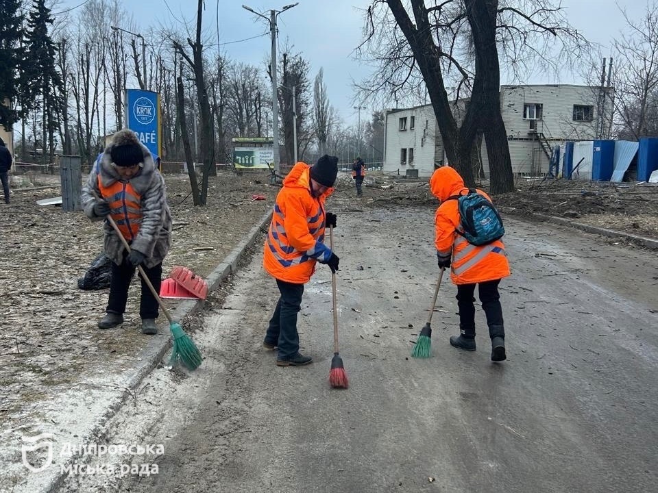 У Дніпрі комунальники оперативно ліквідовують наслідки нічної комбінованої атаки 17 лютого