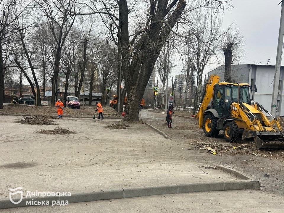 У Дніпрі комунальники оперативно ліквідовують наслідки нічної комбінованої атаки 17 лютого