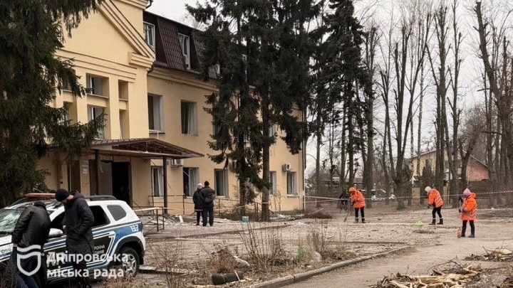 У Дніпрі комунальники оперативно ліквідовують наслідки нічної комбінованої атаки 17 лютого