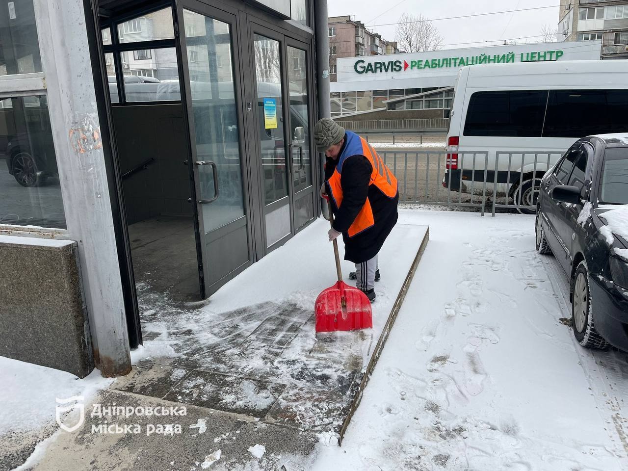 У Дніпрі через ускладнення погодних умов закликають водіїв без нагальної потреби не виїжджати у місто - 18.02.2026