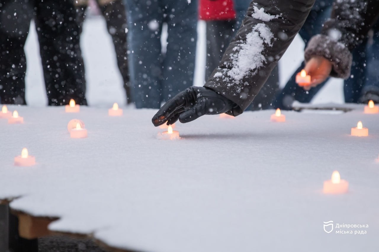 «Сто свічок пам’яті»: у центрі Дніпра молодь вшанувала Героїв Небесної Сотні