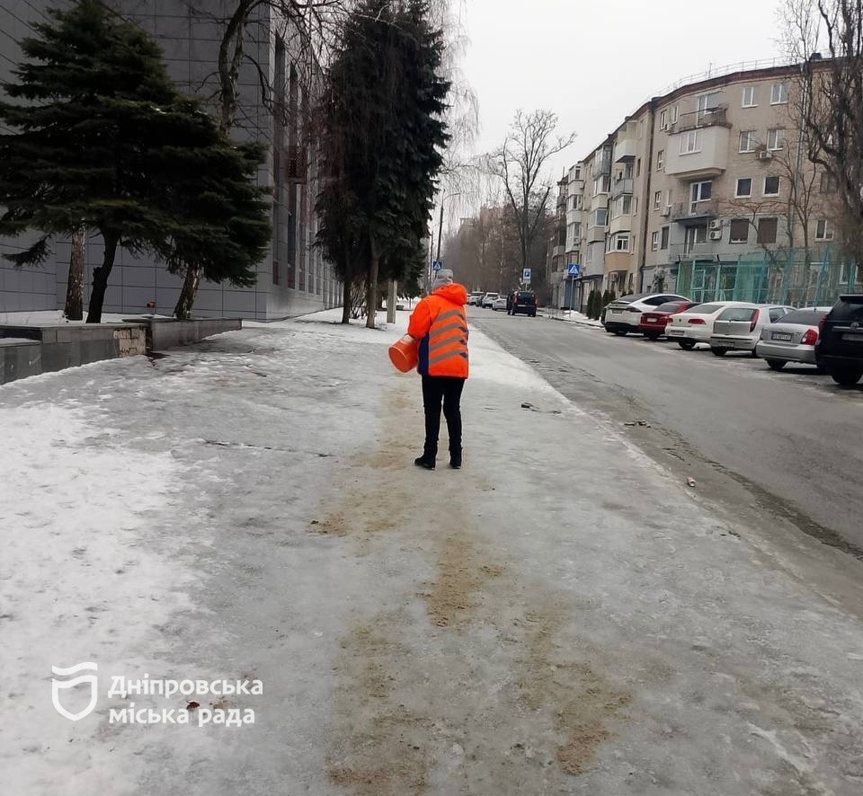 Комунальні служби Дніпра очищають і обробляють дорожнє покриття. Задіяно 78 машин та 500 прибиральників