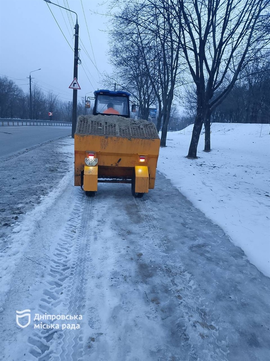 Комунальні служби Дніпра очищають і обробляють дорожнє покриття. Задіяно 78 машин та 500 прибиральників