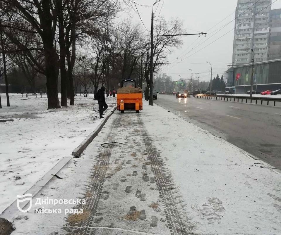 Комунальні служби Дніпра очищають і обробляють дорожнє покриття. Задіяно 78 машин та 500 прибиральників
