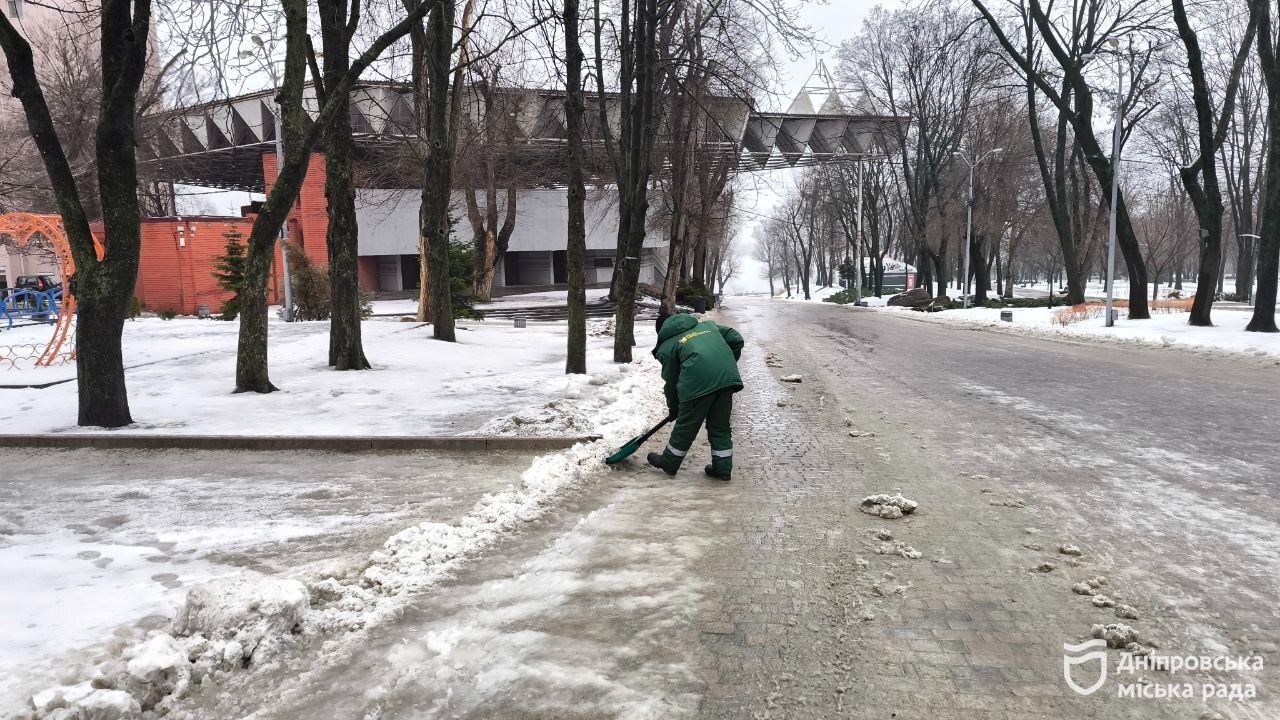 У Дніпрі працівниця КП «Міська інфраструктура» доглядає парк Шевченка, поки її чоловік воює - 25.02.2026