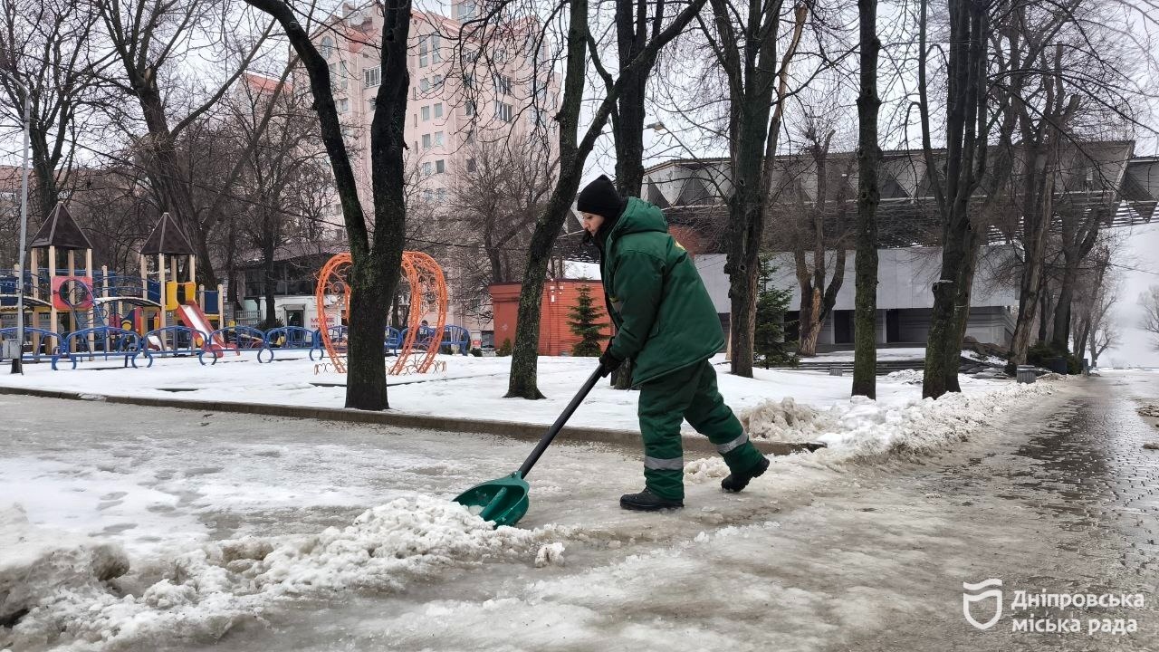 У Дніпрі працівниця КП «Міська інфраструктура» доглядає парк Шевченка, поки її чоловік воює - 25.02.2026