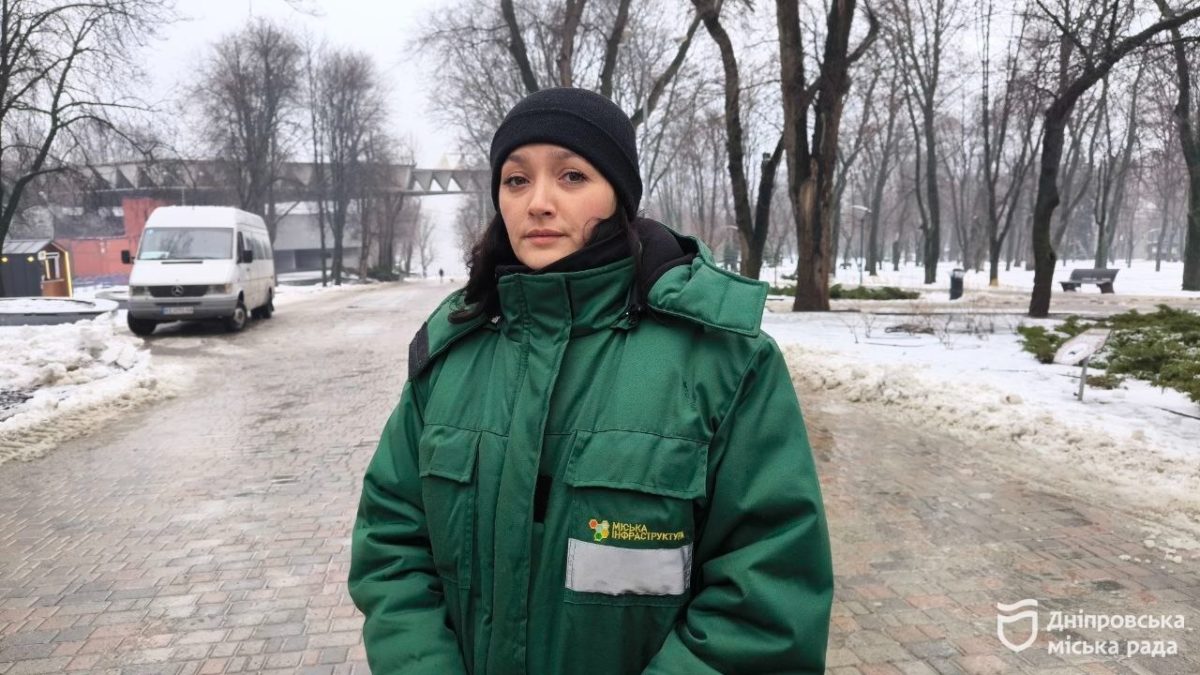 У Дніпрі працівниця КП «Міська інфраструктура» доглядає парк Шевченка, поки її чоловік воює - 25.02.2026