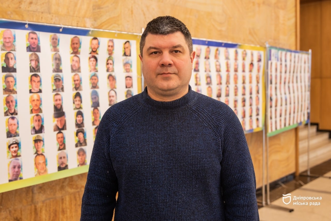 У театрі опери та балету відкрили фотовиставку, присвячену українським військовополоненим і зниклим безвісти захисникам - 25.02.2026