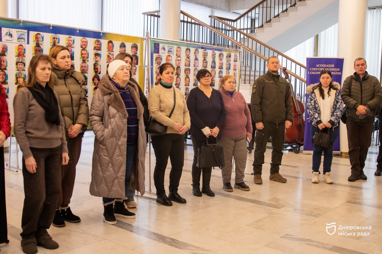 У театрі опери та балету відкрили фотовиставку, присвячену українським військовополоненим і зниклим безвісти захисникам - 25.02.2026