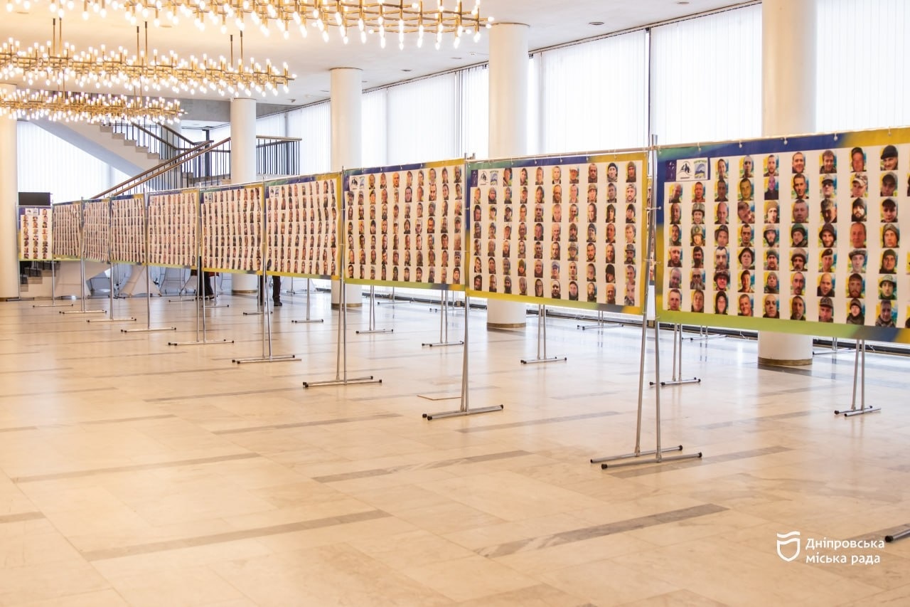 У театрі опери та балету відкрили фотовиставку, присвячену українським військовополоненим і зниклим безвісти захисникам - 25.02.2026