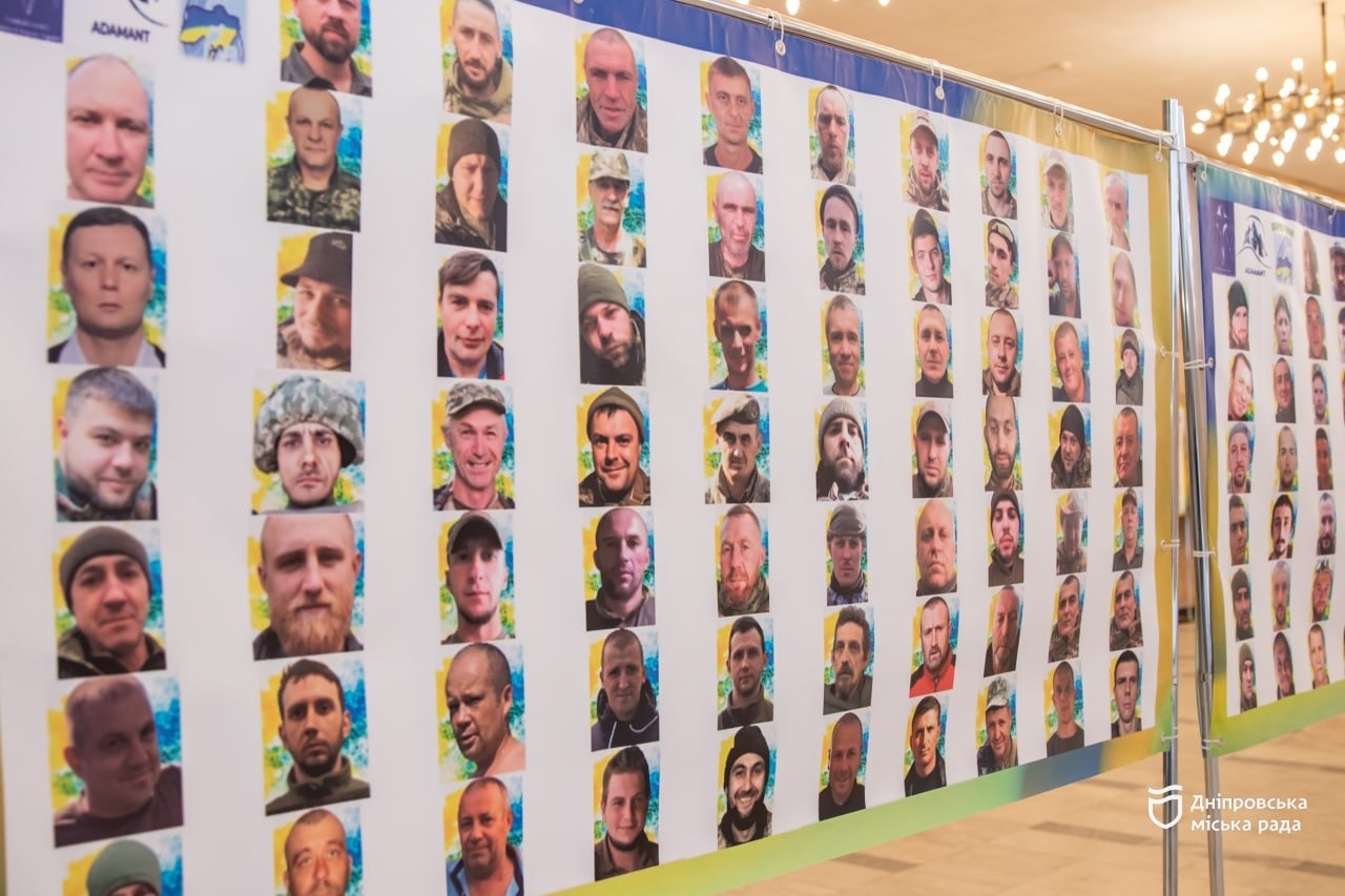 У театрі опери та балету відкрили фотовиставку, присвячену українським військовополоненим і зниклим безвісти захисникам - 25.02.2026