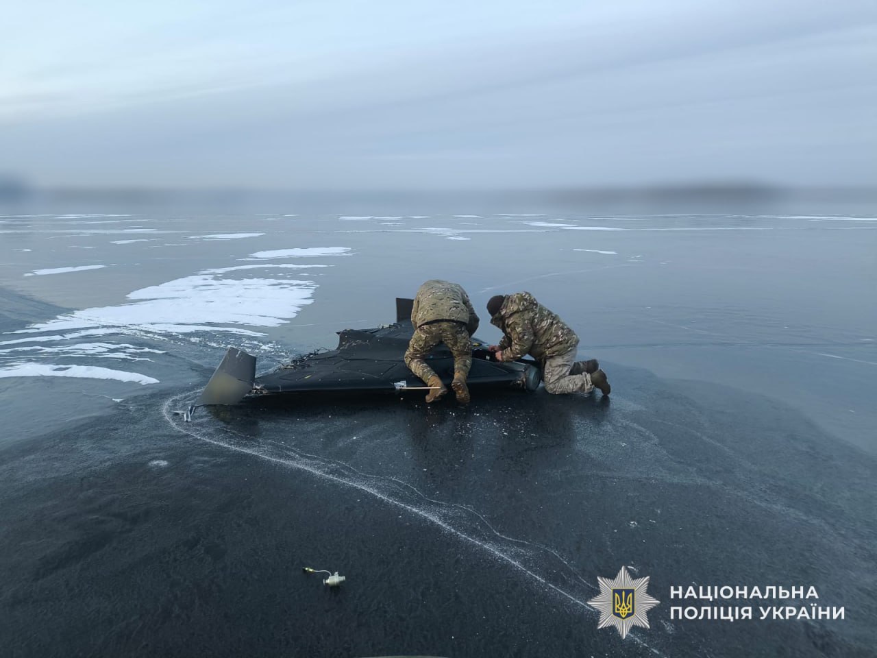 На замерзлому Дніпрі виявили ворожий дрон: поліцейські знешкодили небезпечну знахідку - 05.02.2026