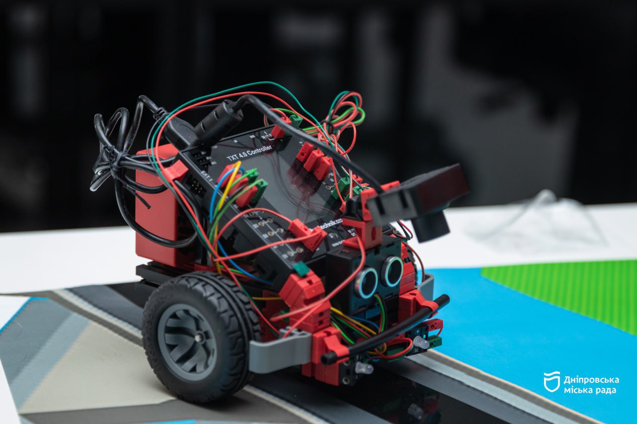 Лабораторії майбутнього: у Дніпрі школярі отримали сучасні кабінети мехатроніки