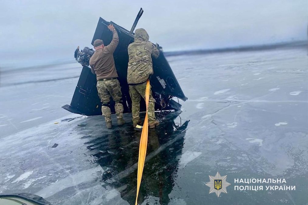 На замерзлому Дніпрі виявили бойову частину «шахеда» та безпілотник, що не здетонував