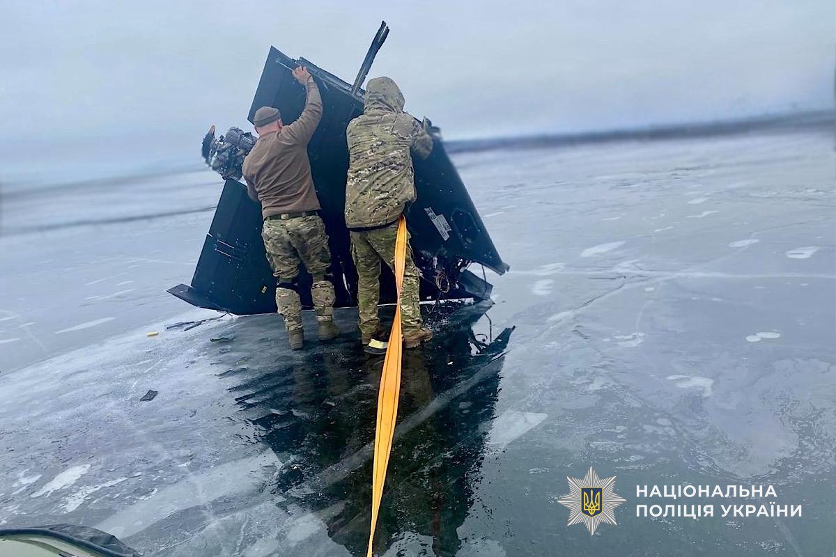 На замерзлому Дніпрі виявили бойову частину «шахеда» та безпілотник, що не здетонував