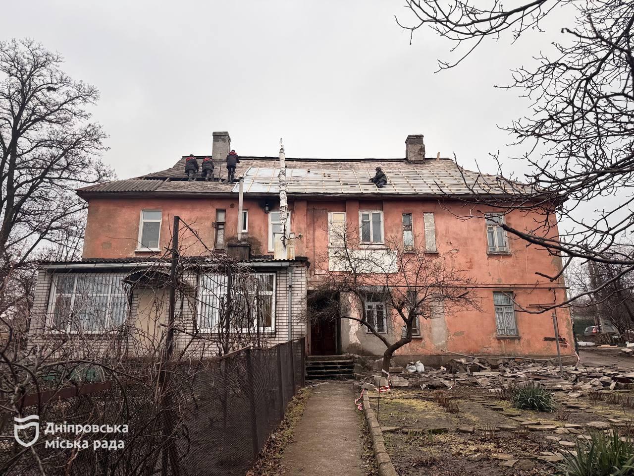 У Дніпрі одразу в двох будинках відновлюють покрівлі після ворожої атаки рф