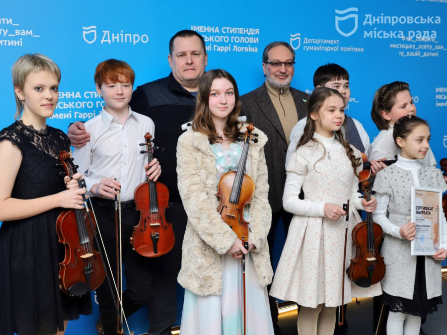 У Дніпрі вручили іменні стипендії міського голови імені Гаррі Логвіна